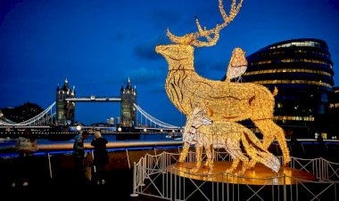 London Bridge does 'Christmas by the River'